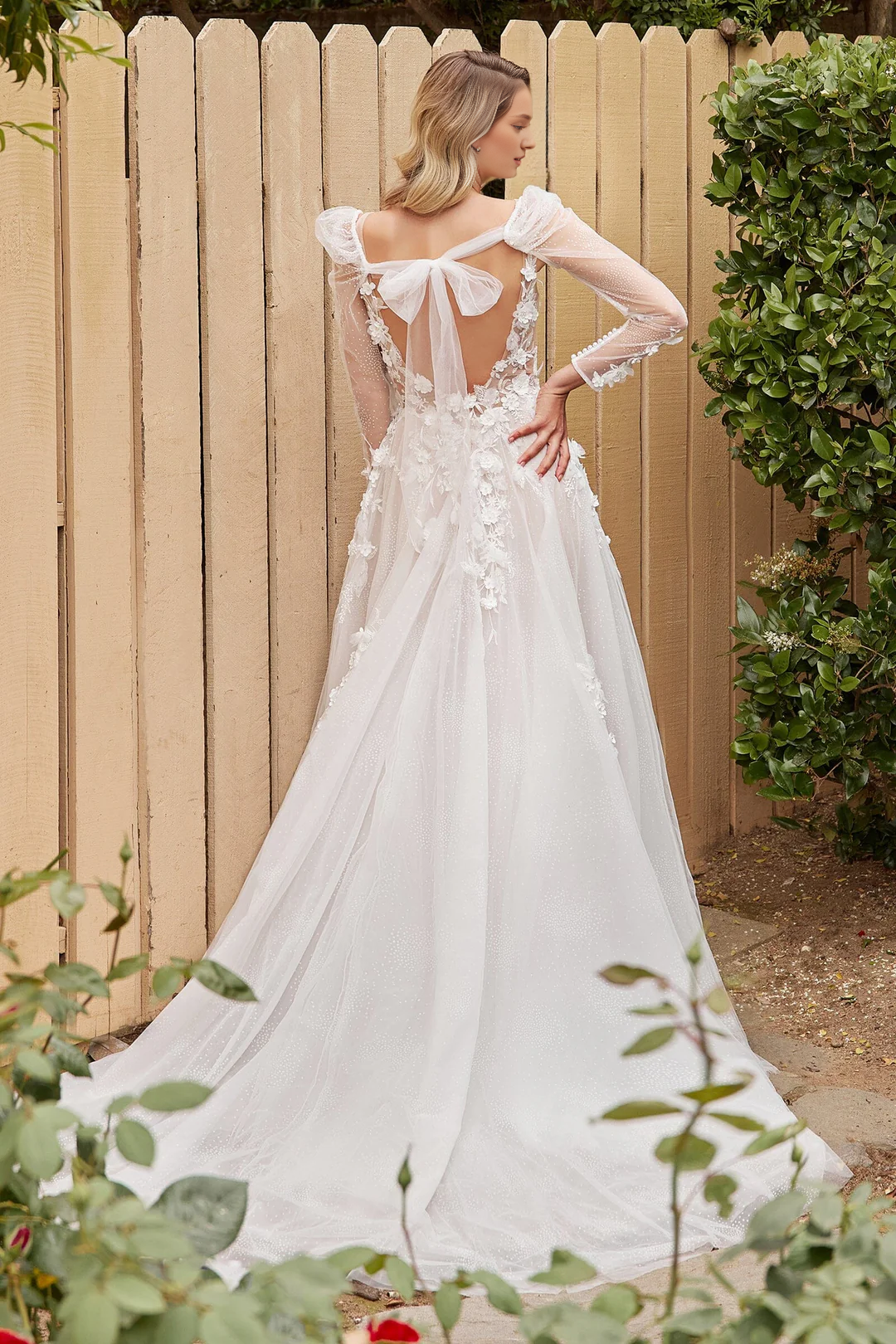 Abito da sposa a maniche lunghe con decalcomania floreale 3D